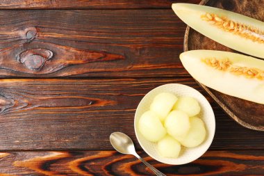 Olgun karpuzu tahta masada düz bir şekilde kes. Metin için boşluk