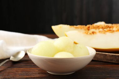 Ahşap masada olgun karpuzu kes, yakın plan.