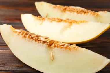 Ahşap masada olgun karpuzu kes, yakın plan.