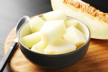 Siyah ahşap masada, kasede olgun karpuz, yakın plan.