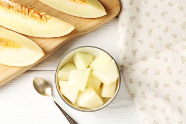 Olgun karpuzu beyaz ahşap masada düz bir şekilde yatıyordu.