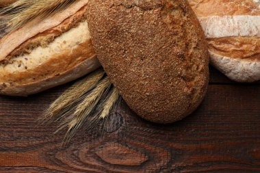 Tahta masada farklı ekmek ve buğday çivileri var.