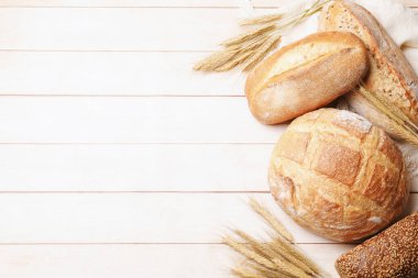 Tahta masada farklı ekmek ve buğday çivileri var. Metin için boşluk