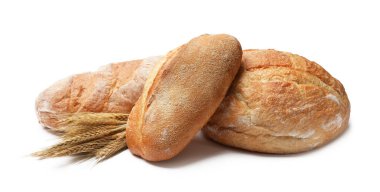 Beyaza izole edilmiş farklı ekmek ve buğday dalları.