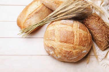 Tahta masada farklı ekmek ve buğday çivileri var. Metin için boşluk