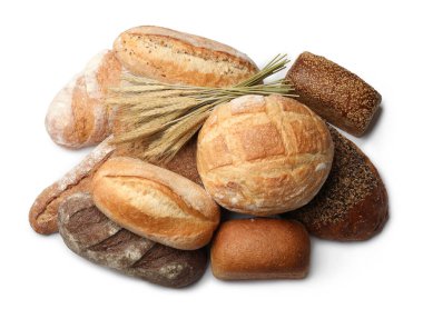 Ekmek ve buğdayın farklı türleri beyaz, üst görünümde izole edilmiş.