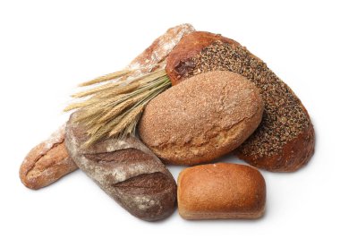 Ekmek ve buğdayın farklı türleri beyaz, üst görünümde izole edilmiş.