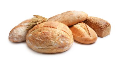 Beyaza izole edilmiş farklı ekmek ve buğday dalları.