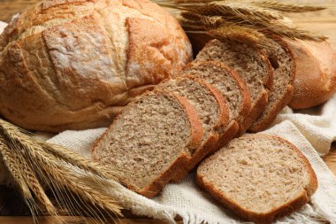 Tahta masada farklı ekmek ve buğday çivileri, yakın plan.