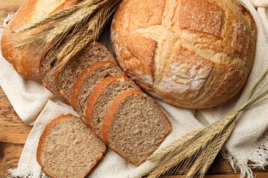 Tahta masada farklı ekmek ve buğday çivileri var.