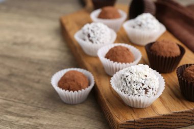 Tahta masada kakao tozu ve hindistan cevizi gevreği ile nefis ev yapımı şekerler, yakın plan. Metin için boşluk