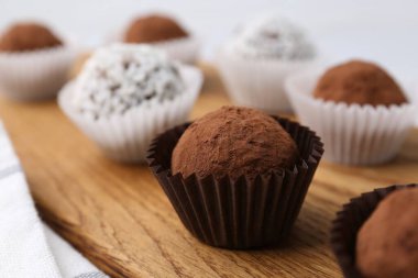 Masada kakao tozu ve hindistan cevizi gevreği ile nefis ev yapımı şekerler, yakın plan.