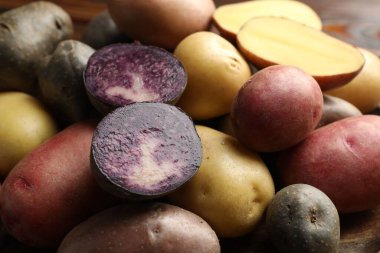 Masada farklı patatesler var, yakın plan.