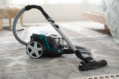 Evin zemininde bir elektrikli süpürge var. Ev aletleri