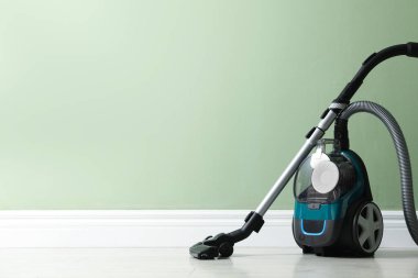 Yeşil duvarın yanında bir süpürge var. Metin için boşluk