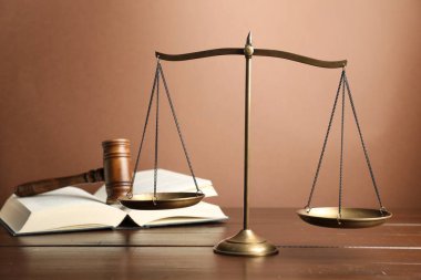 Adaletin terazisi, tokmak ve kitap ahşap masa üzerinde, seçici odaklanma
