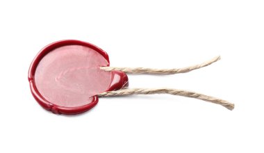 Beyaz üzerine izole edilmiş sicimle kırmızı balmumu mühür