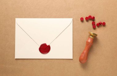 Güzel balmumu damga, mühür boncuklar ve bej kapaklı zarf, düz yatış