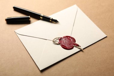 Üzerinde balmumu mühür, sicim ve dolmakalem olan güzel bir zarf, yakın plan.