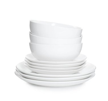 Temiz bulaşık malzemesi yığını beyaza izole edildi