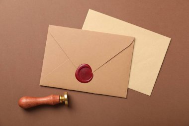 Balmumu mühürlü zarflar ve kahverengi zemin üzerinde damga, düz yatıyordu