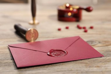 Balmumu mühürlü zarf ve ahşap masaya damgalı, yakın plan.