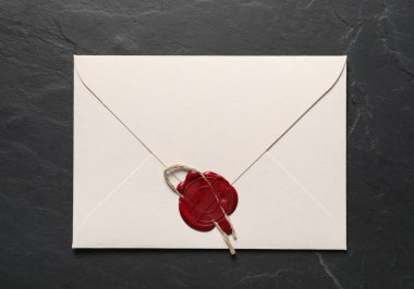 Üzerinde balmumu mühür ve sicim olan zarf, üst görünüm.