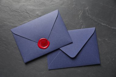 Üzerinde balmumu mühür olan zarflar, üst görünüm.