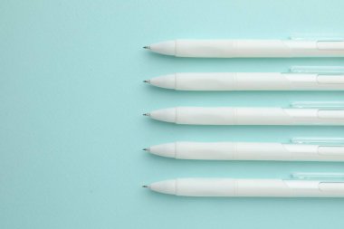 Açık mavi arka planda beyaz kalemler, düz yatıyordu. Metin için boşluk