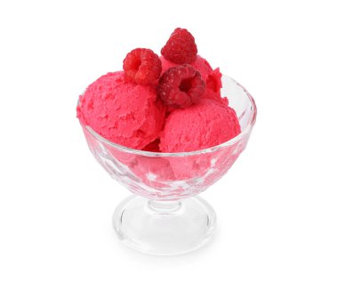 Lezzetli ahududu şerbeti, cam tatlı kasesinde taze böğürtlen, beyaz üzerine izole edilmiş.