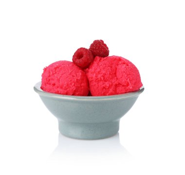 Lezzetli ahududu şerbeti ve taze böğürtlen kasesi beyaza izole edilmiş.