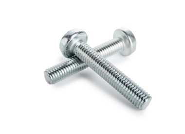 Beyaza izole edilmiş iki metal cıvata. Donanım aracı