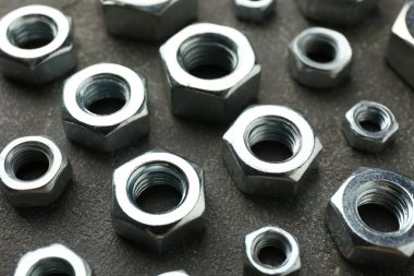 Gri masada metal uğursuz fındık, yakın plan.