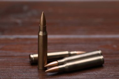 Ahşap masada bir sürü metal kurşun, yakın plan.