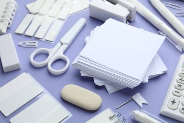 Menekşe arkaplan üzerinde farklı beyaz kırtasiye, yakın plan