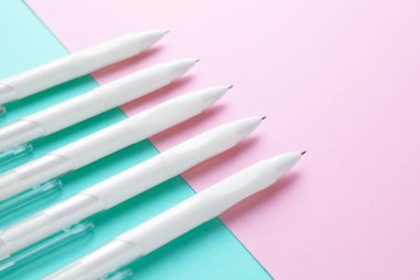 Renk arkaplanındaki beyaz kalemler, yakın plan görünümü