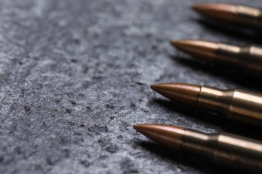 Gri masada bir sürü metal kurşun var, yakın plan. Metin için boşluk