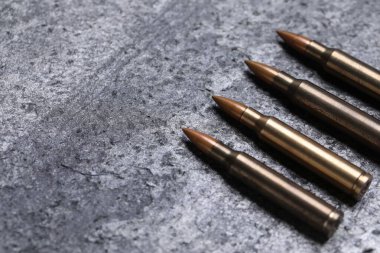 Gri masada bir sürü metal kurşun var, yakın plan. Metin için boşluk