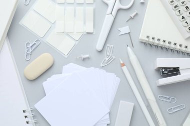 Açık gri zemin üzerine beyaz kırtasiye, düz yatıyordu