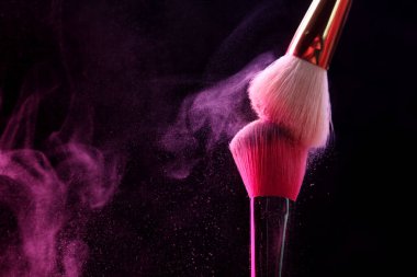 Siyah arka planda pembe göz farlı makyaj fırçaları, yakın plan. Metin için boşluk