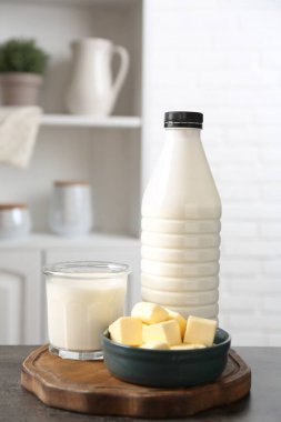 Mutfaktaki gri desenli masada farklı süt ürünleri.