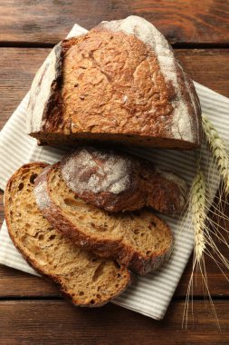 Taze ekmek parçaları ve çiviler ahşap masada, düz yatıyordu.