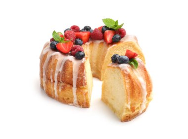 Böğürtlenli, jöleli ve nane aromalı lezzetli kek parçaları beyaz üzerine izole edilmiş.