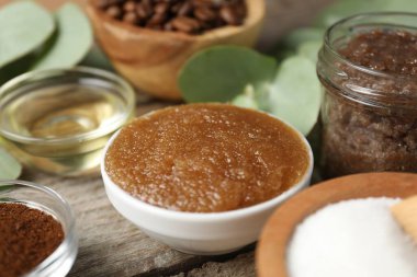 Doğal vücut ovma ve ahşap masa malzemeleri, yakın plan.