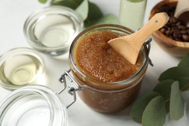 Doğal vücut fırçası ve malzemeler beyaz masada, yakın plan.