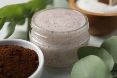 Doğal vücut fırçası ve malzemeler beyaz masada, yakın plan.