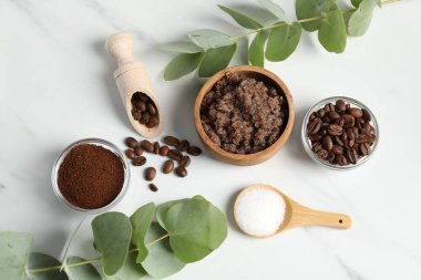 Doğal vücut fırçası ve malzemeler beyaz masada, düz yerde.