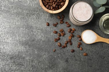 Doğal vücut fırçası cam kavanozda ve gri masa üzerindeki malzemeler düz yerde. Metin için boşluk