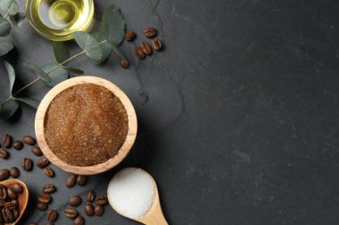 Doğal vücut fırçası ve malzemeler siyah masada, düz yerde. Metin için boşluk