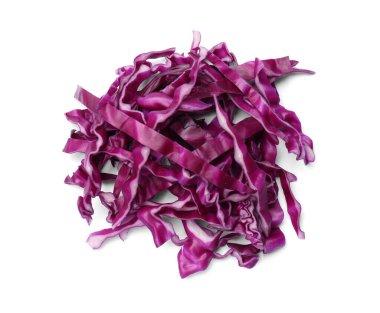 Parçalanmış kırmızı lahana yığını beyaza izole edilmiş, üst manzara